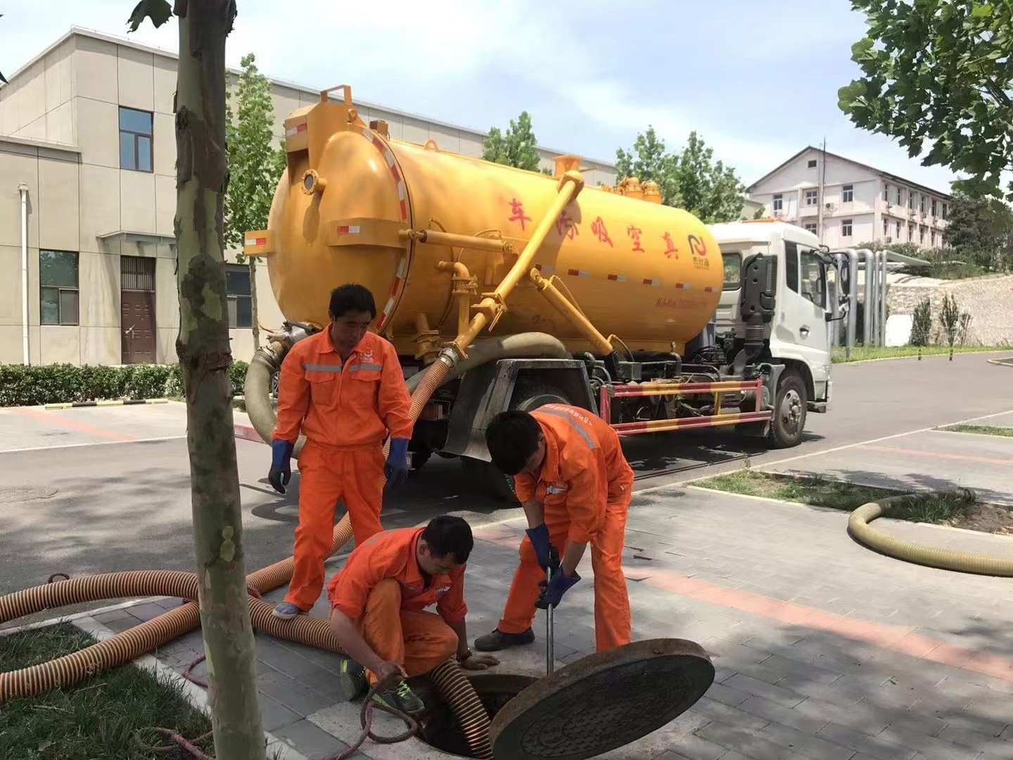 郑东管道疏通车停在窨井附近