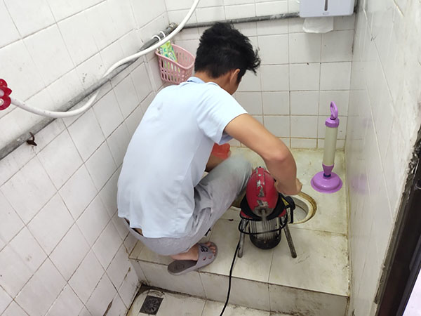 郑东管道堵塞冒臭气 专业师傅现场解决问题