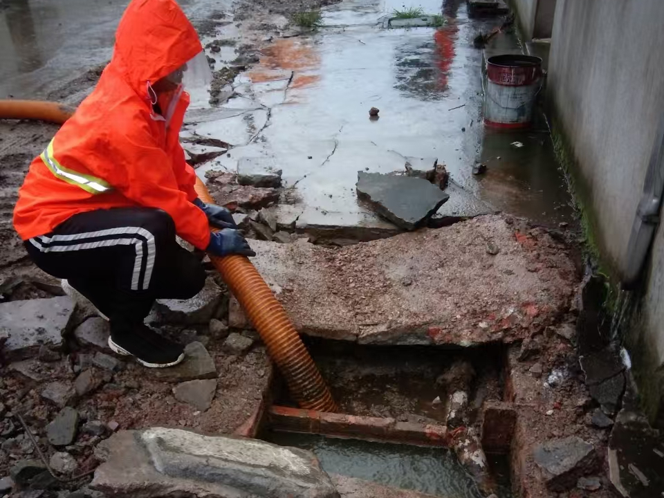 郑东专业清理污水池 炜誉市政以规范流程守护城市 “肠道”