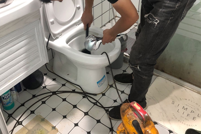 郑东马桶堵塞自己疏通还是找师傅?专业上门服务让你省时更省心