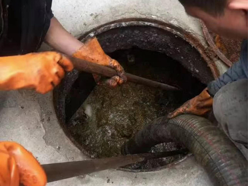 郑东清理化粪池时如何避免沼气的危害?